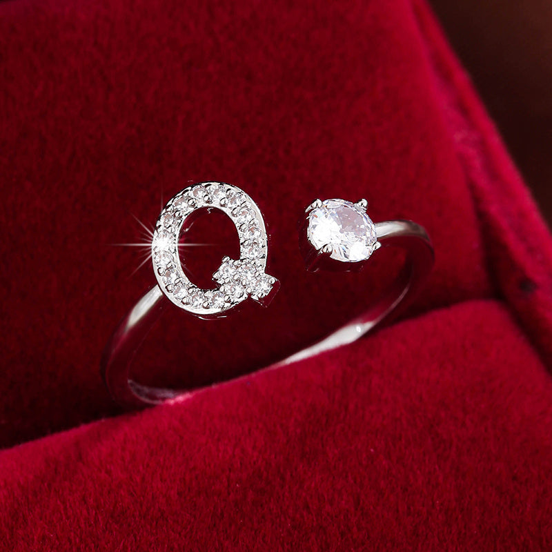 Nova – Anillo abierto contemporáneo con inicial y circonitas