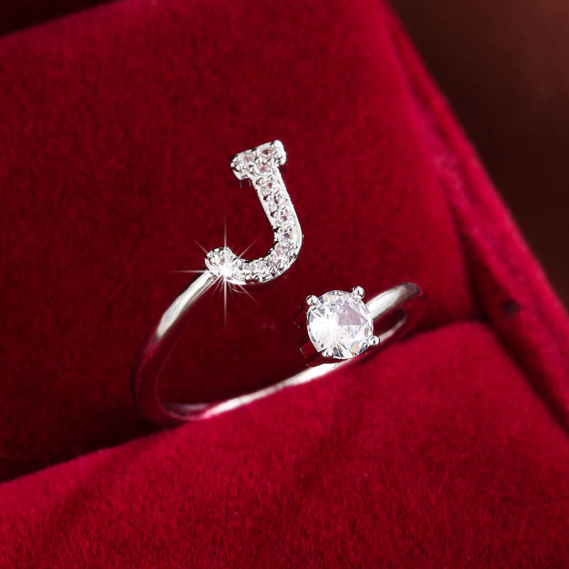Nova – Anillo abierto contemporáneo con inicial y circonitas