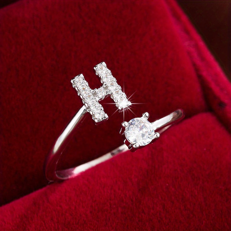 Nova – Anillo abierto contemporáneo con inicial y circonitas