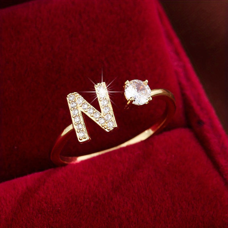 Nova – Anillo abierto contemporáneo con inicial y circonitas