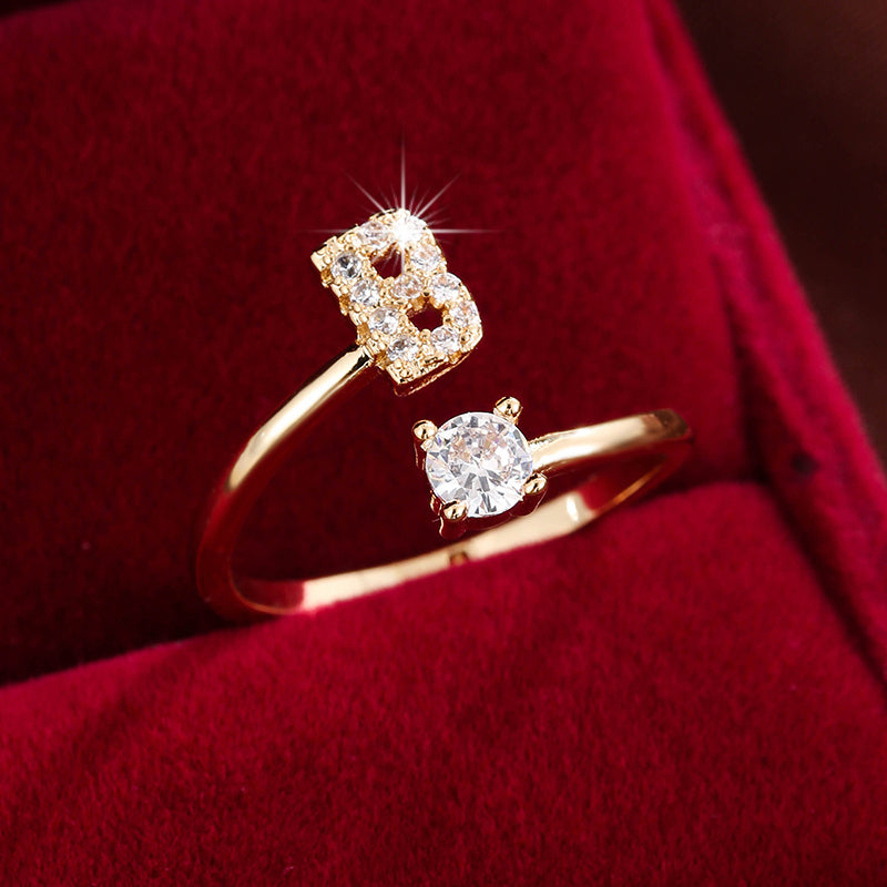 Nova – Anillo abierto contemporáneo con inicial y circonitas