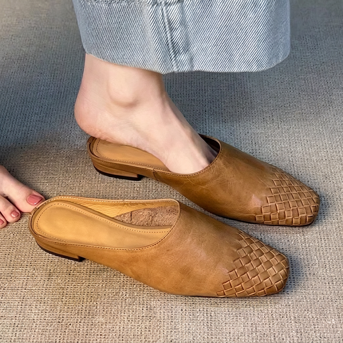 Nora - Sandalias de Punta Cerrada con Diseño Tejido Elegante