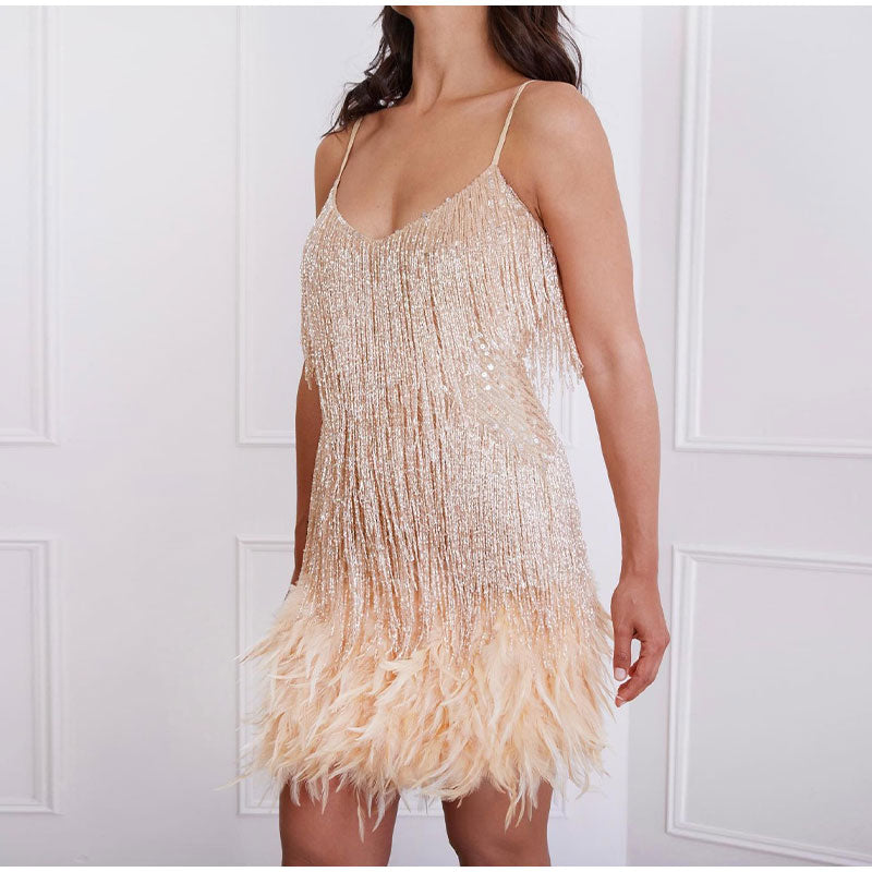 Mara - Un elegante vestido de cóctel con adornos de plumas