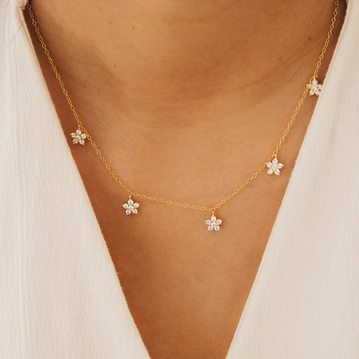 Collar delicado de flores con diamantes