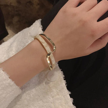 Brazalete ondulado con detalles de perlas - Brazalete de oro bañado en 18K