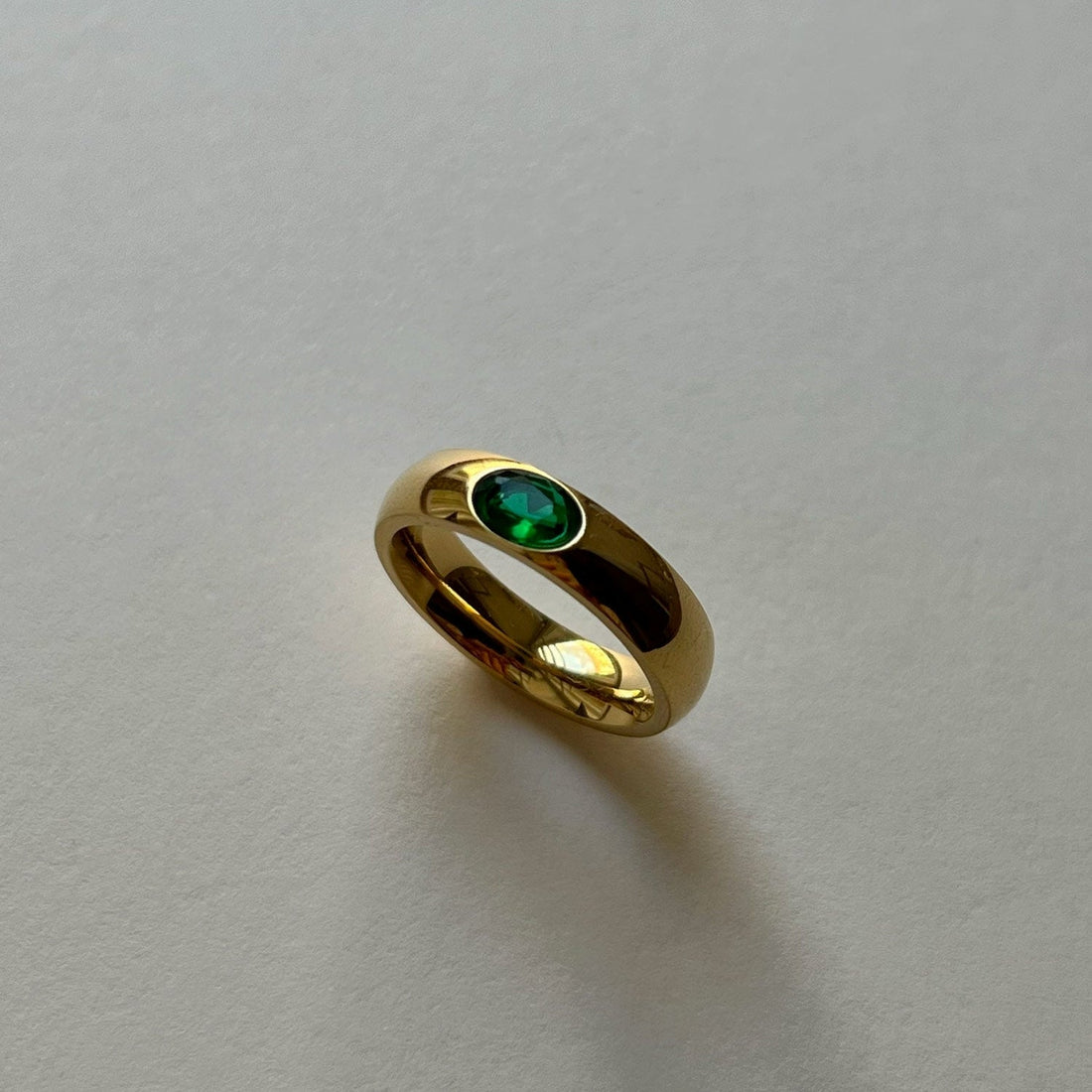 Anillo dorado con gema de esmeralda