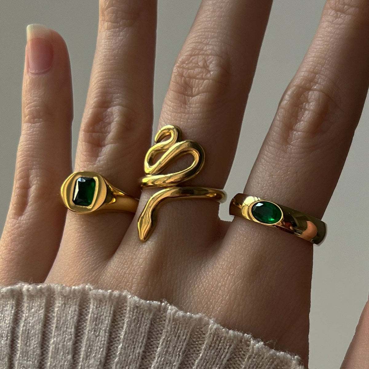 Anillo dorado con gema de esmeralda