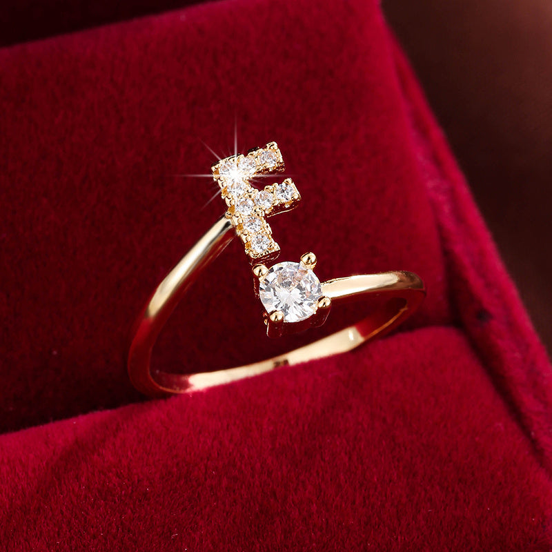 Nova – Anillo abierto contemporáneo con inicial y circonitas