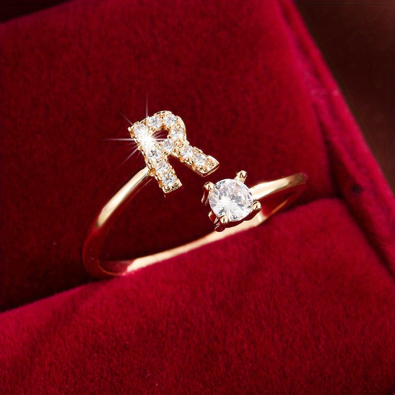 Nova – Anillo abierto contemporáneo con inicial y circonitas