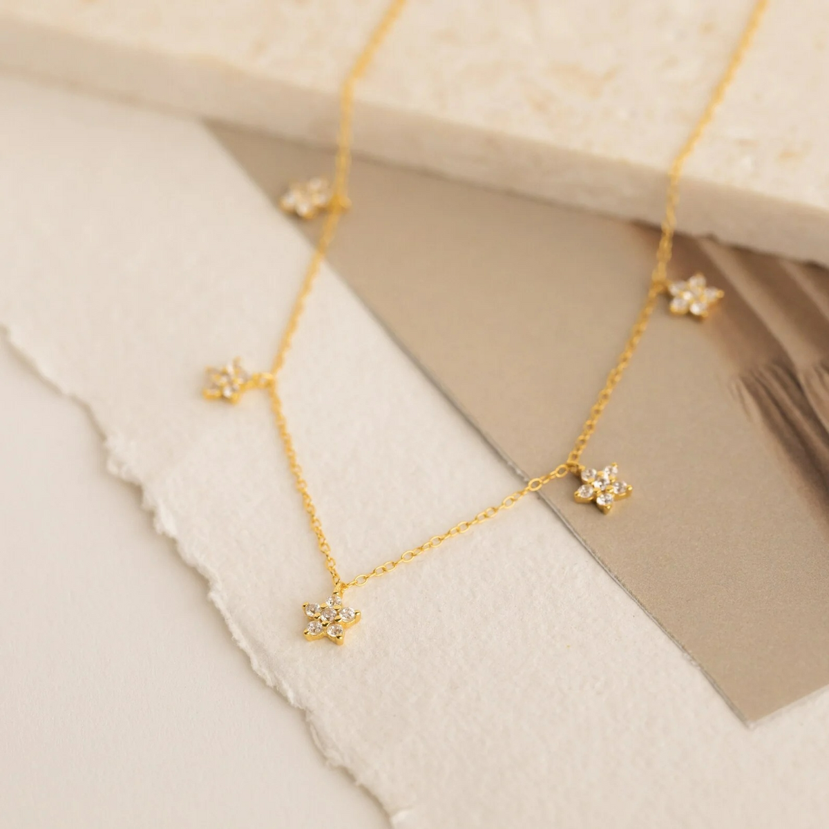 Collar delicado de flores con diamantes