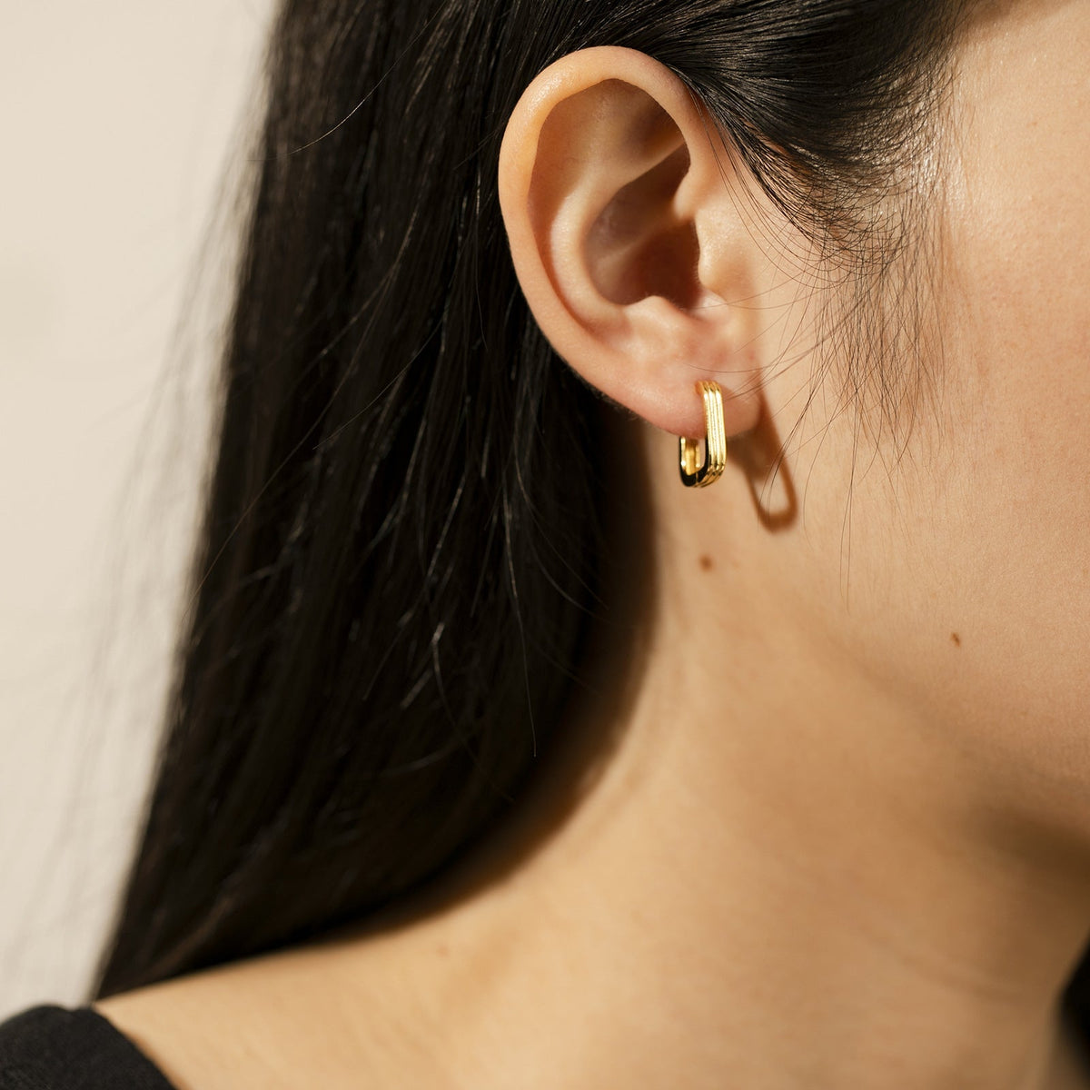 Pendientes de eslabones rectangulares con canaladuras - Pendientes Huggie de estilo minimalista