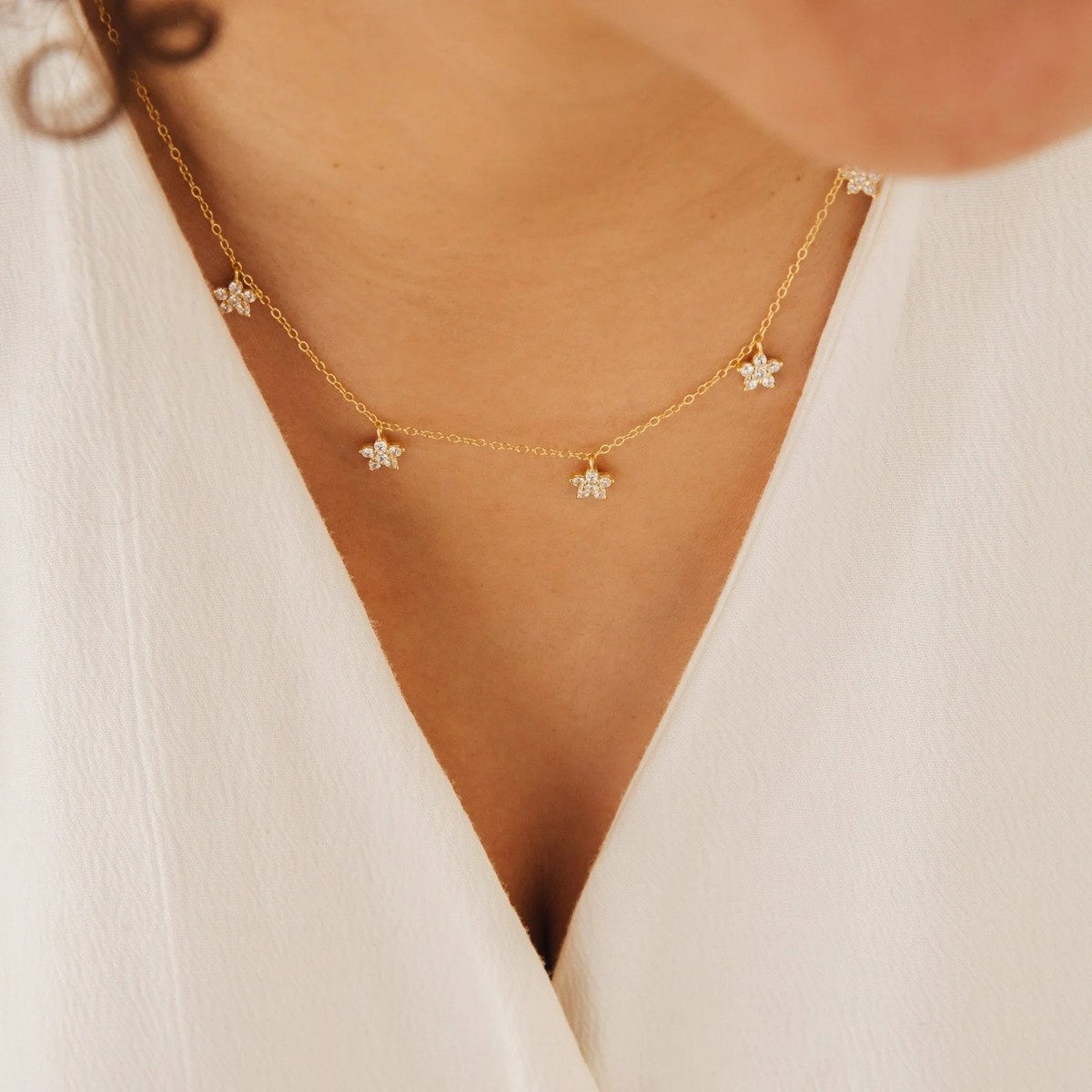 Collar delicado de flores con diamantes