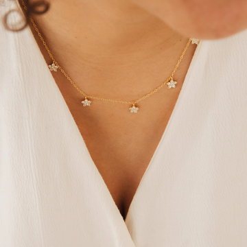 Collar delicado de flores con diamantes