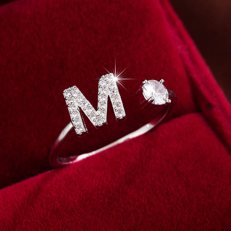 Nova – Anillo abierto contemporáneo con inicial y circonitas