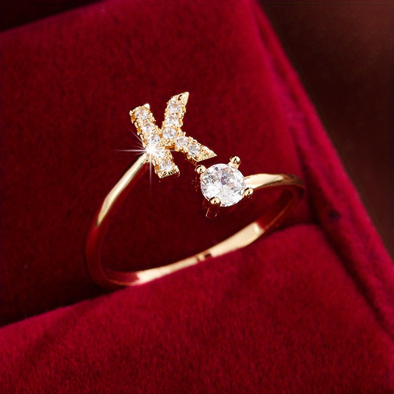 Nova – Anillo abierto contemporáneo con inicial y circonitas