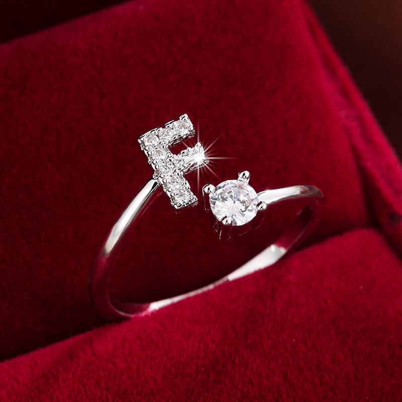 Nova – Anillo abierto contemporáneo con inicial y circonitas