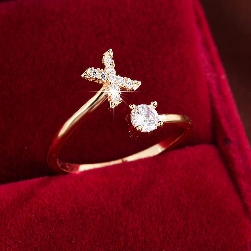 Nova – Anillo abierto contemporáneo con inicial y circonitas