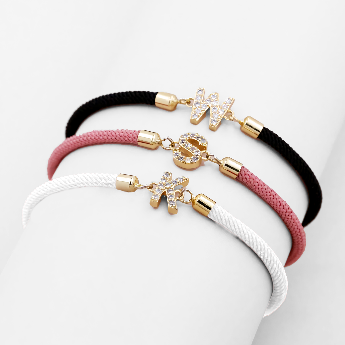 Calla – Pulsera ajustable con inicial personalizada