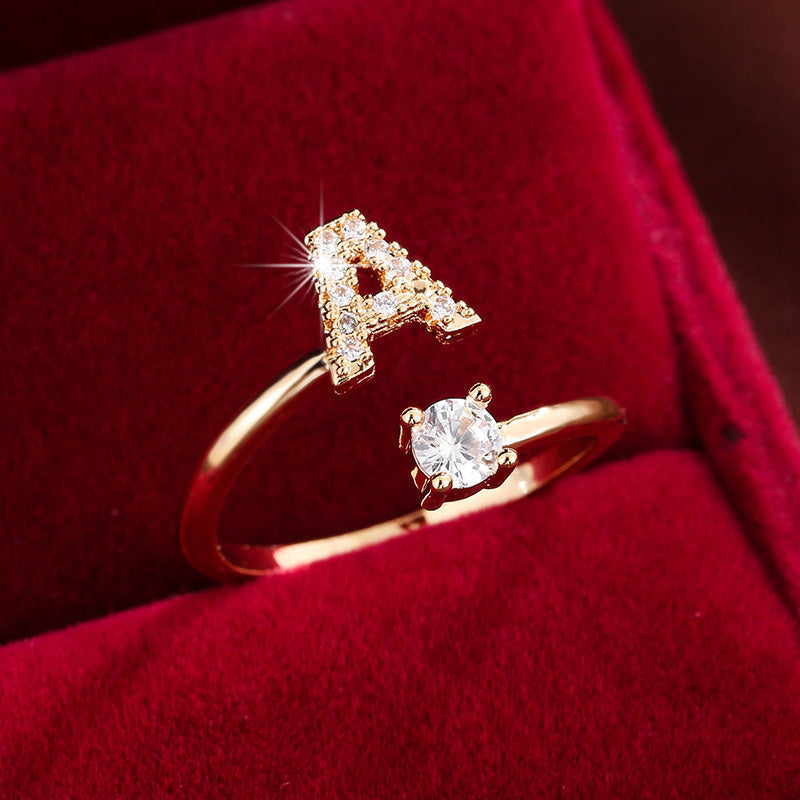 Nova – Anillo abierto contemporáneo con inicial y circonitas