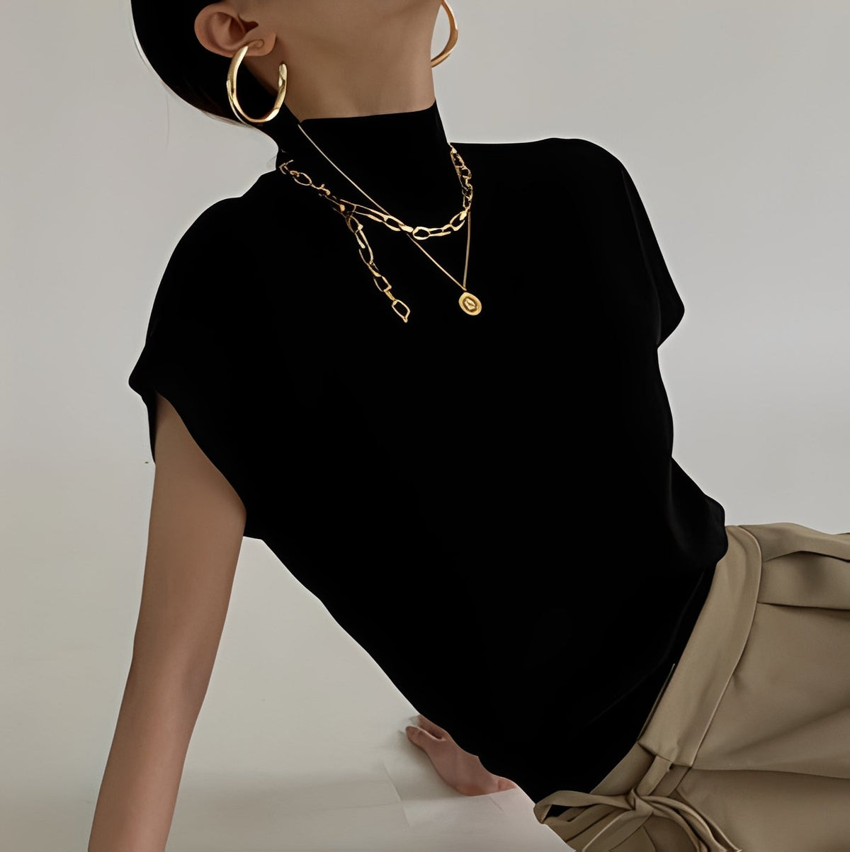 Rhea - Top Elegante con Cuello Alto