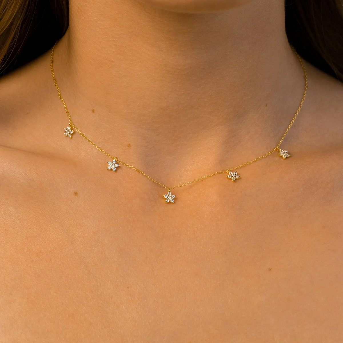 Collar delicado de flores con diamantes