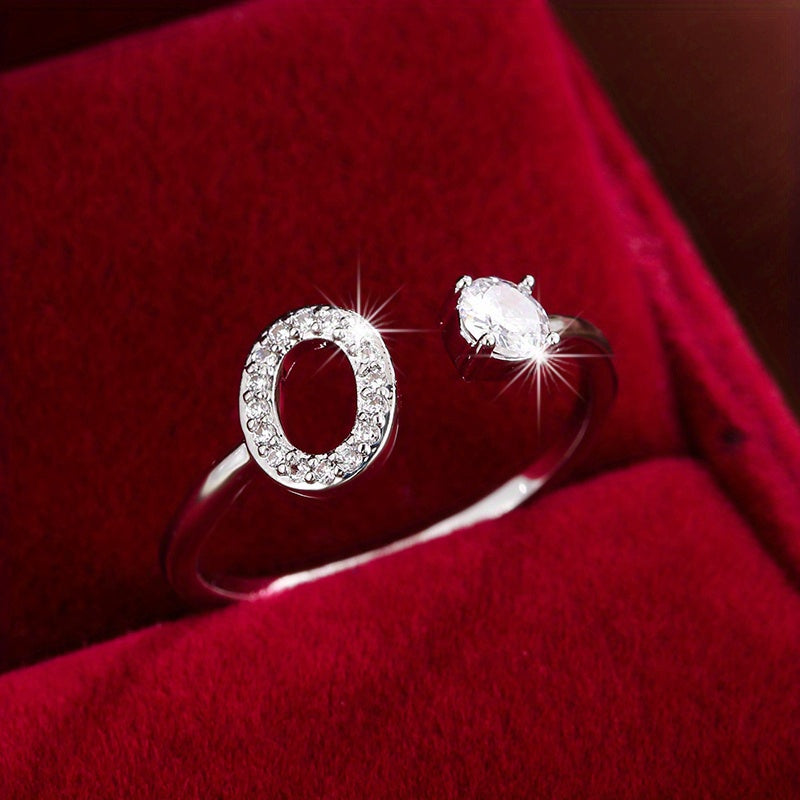 Nova – Anillo abierto contemporáneo con inicial y circonitas