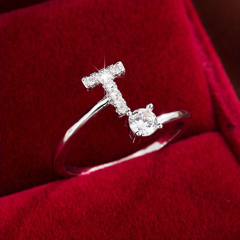 Nova – Anillo abierto contemporáneo con inicial y circonitas