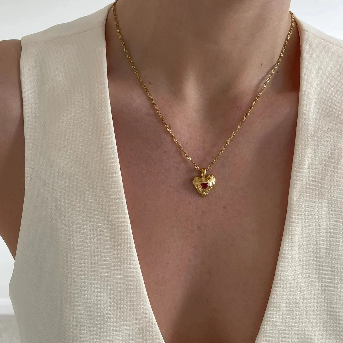 Vesper - Collar de Corazón Rojo en Oro