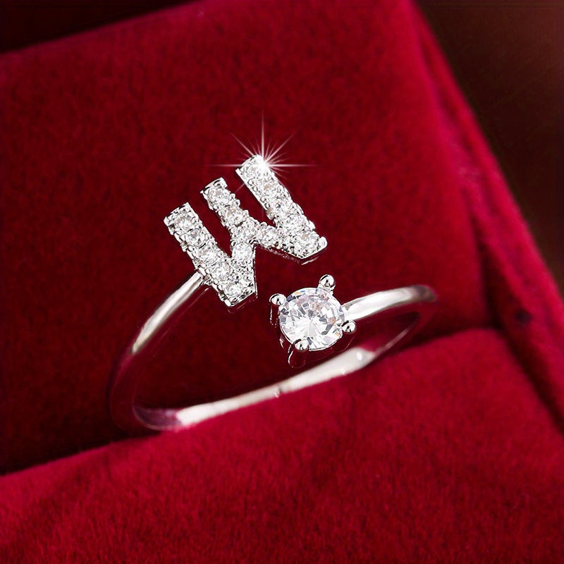 Nova – Anillo abierto contemporáneo con inicial y circonitas