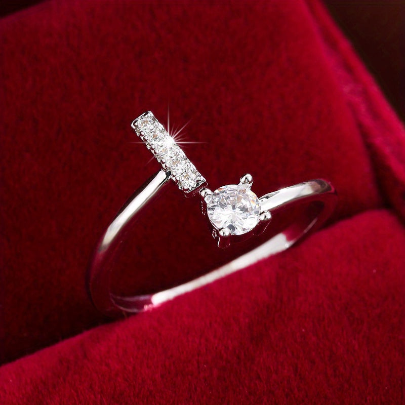 Nova – Anillo abierto contemporáneo con inicial y circonitas