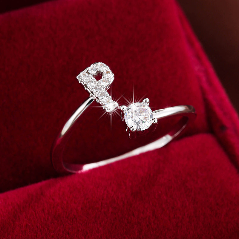 Nova – Anillo abierto contemporáneo con inicial y circonitas