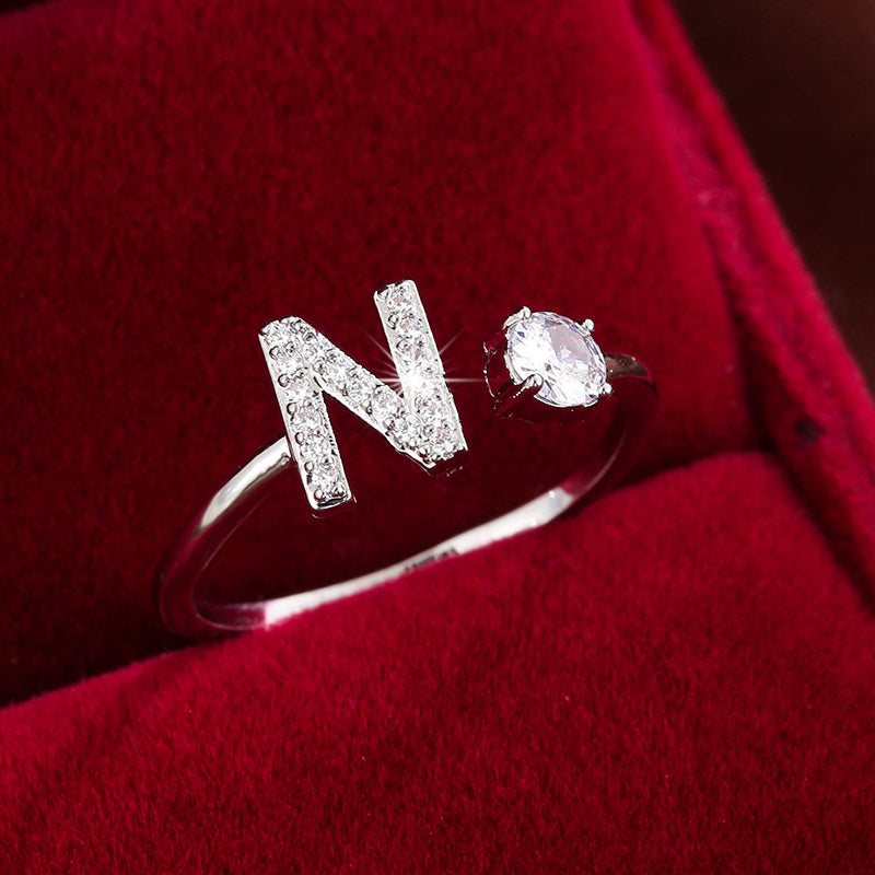 Nova – Anillo abierto contemporáneo con inicial y circonitas