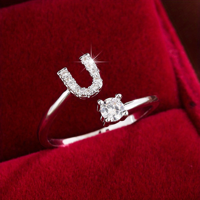 Nova – Anillo abierto contemporáneo con inicial y circonitas