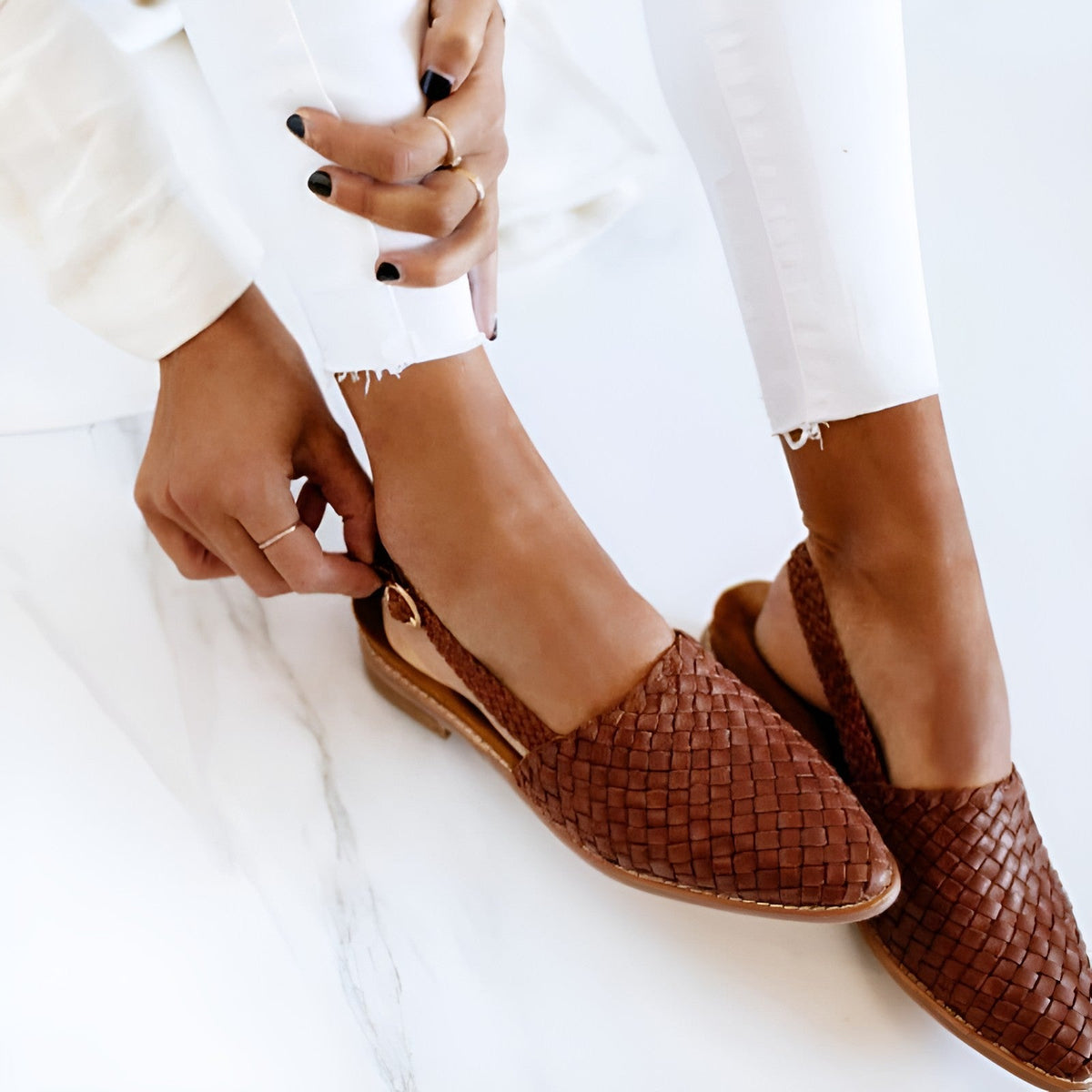Whisper - Sandalias elegantes de piel trenzada para mujer