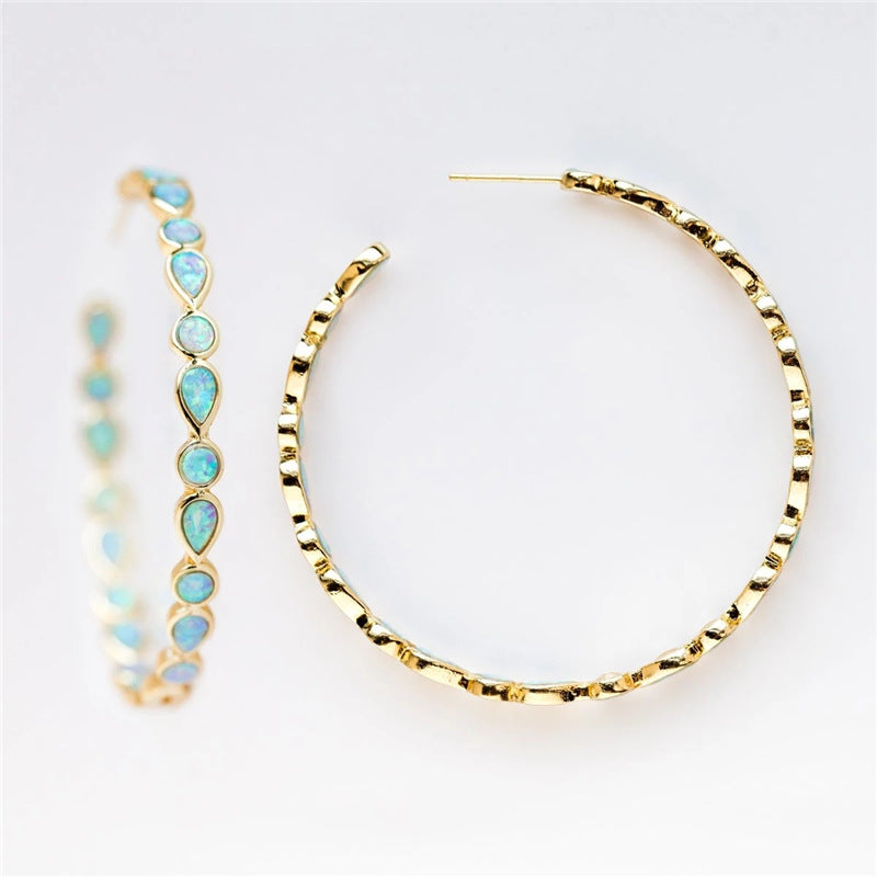 Brillo elegante - Pendientes de ópalo azul y dorado