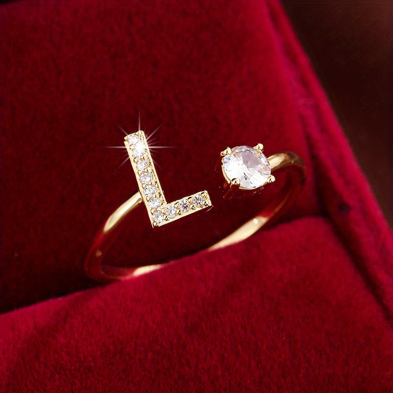 Nova – Anillo abierto contemporáneo con inicial y circonitas