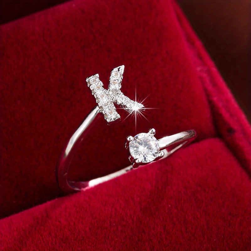 Nova – Anillo abierto contemporáneo con inicial y circonitas