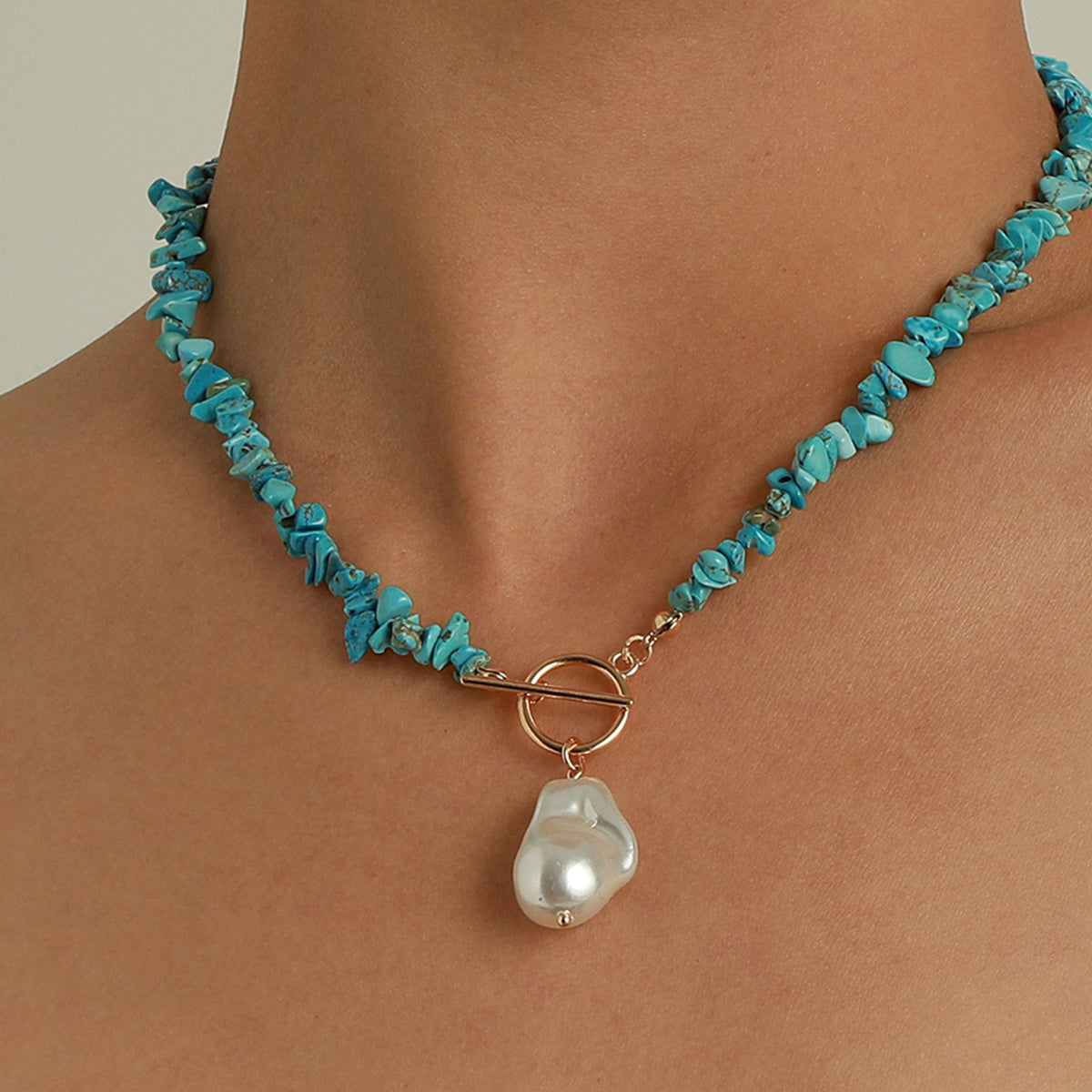 Dione – Collar refinado de perlas y turquesa