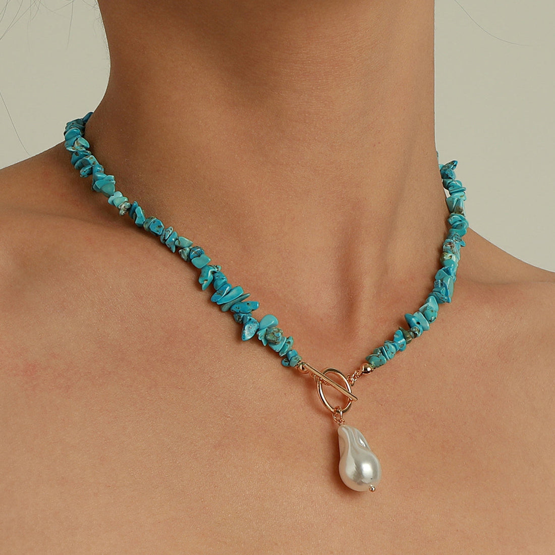 Dione – Collar refinado de perlas y turquesa