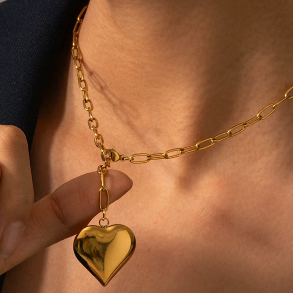 Babette – Collar de clip de papel dorado con corazones
