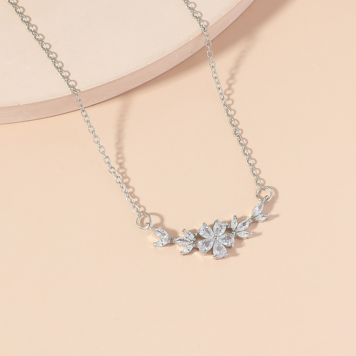 Collar con encanto floral - Collar de pétalos de circonita
