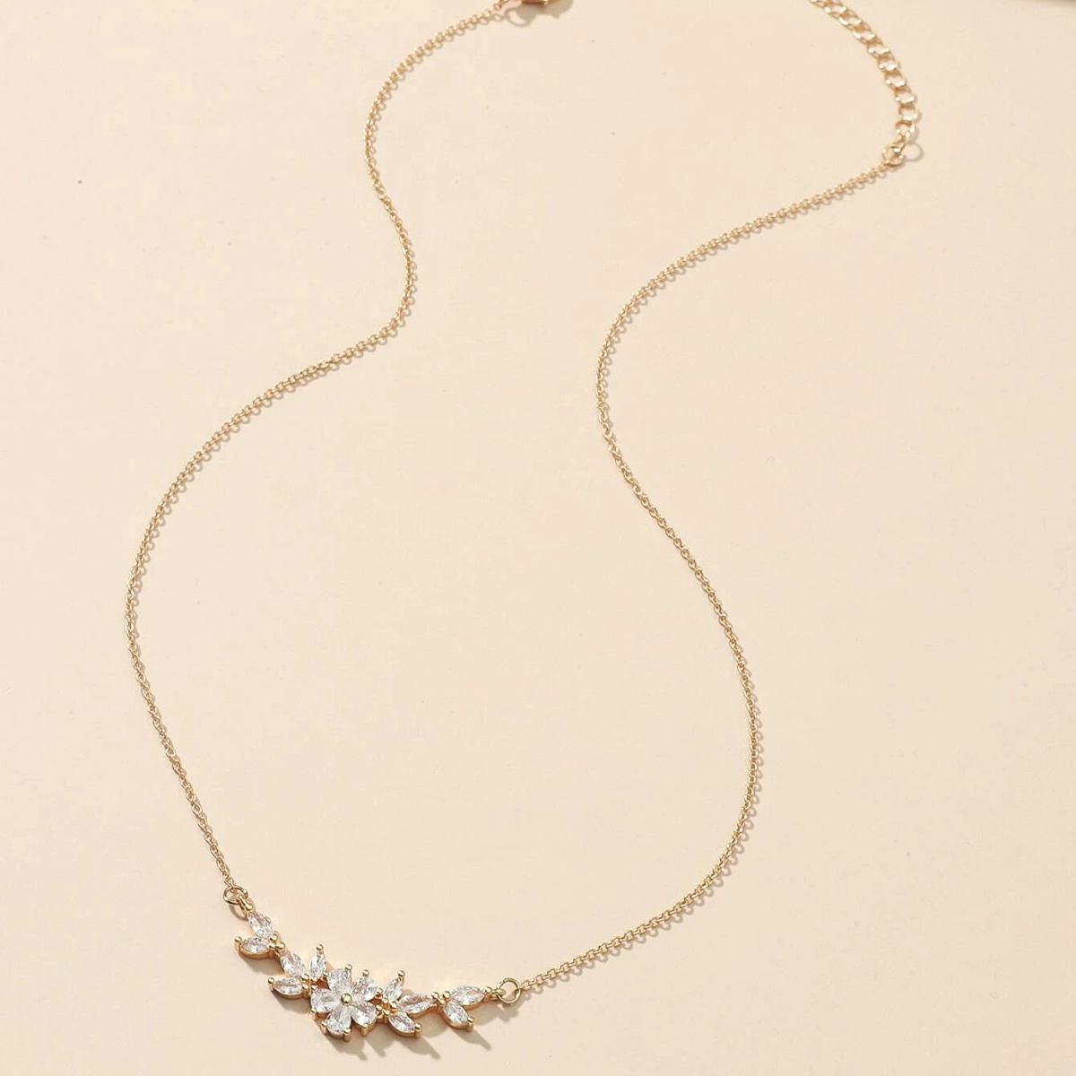 Collar con encanto floral - Collar de pétalos de circonita