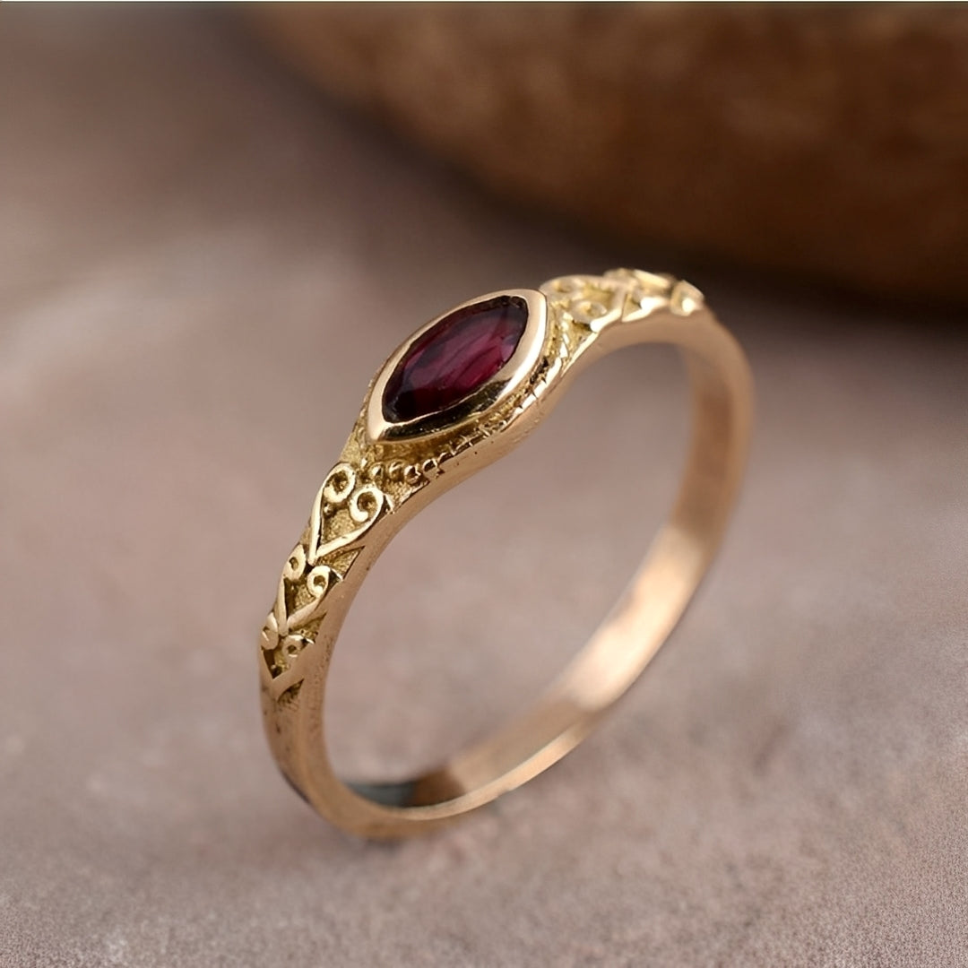 Olga – Anillo de oro con gema retro roja