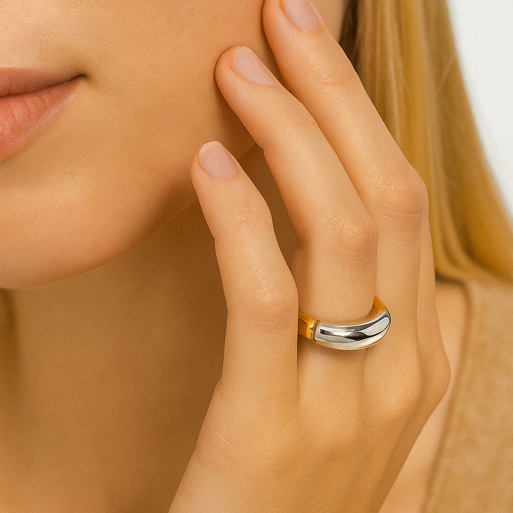 Ciela – Anillo Bicolor de Acero de Titanio con Baño de Oro 18K