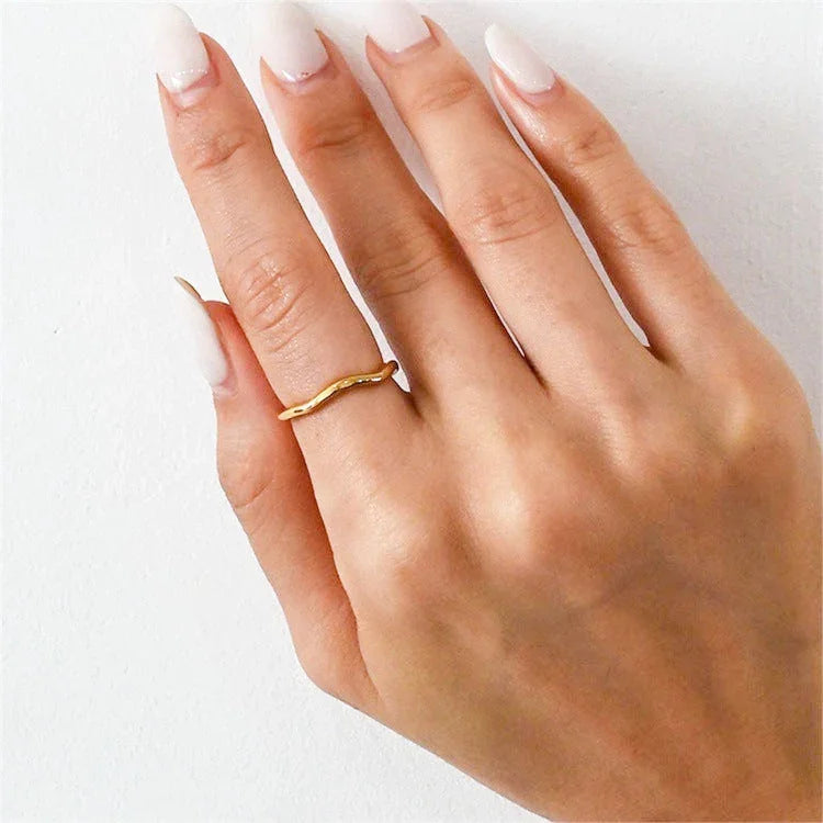 Dianne – Anillo elegante dorado apilable