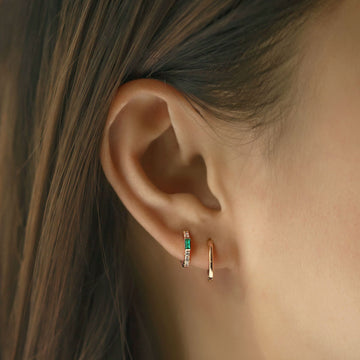Pendientes Huggie de baguette de gema (esmeralda)