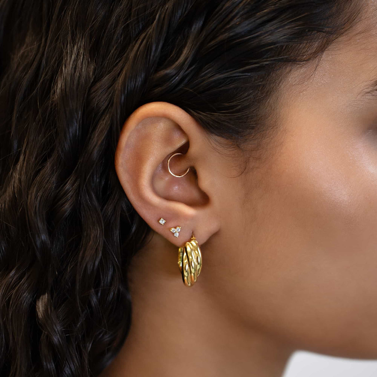 Conjunto de aretes de trébol pequeño con pavé