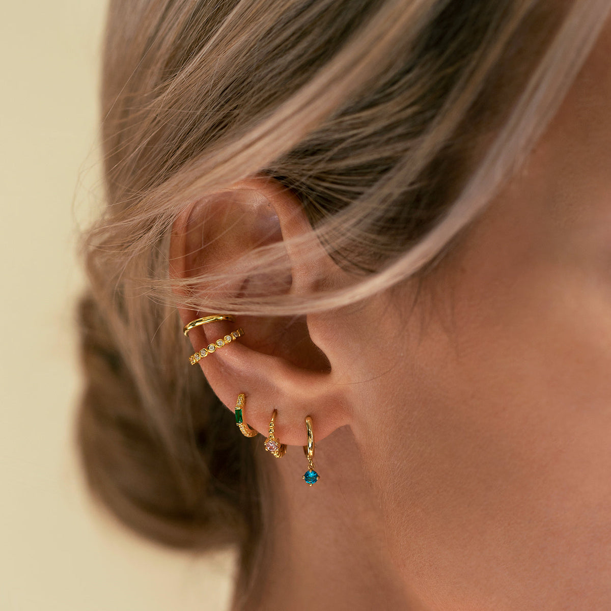Pendientes Huggie de baguette de gema (esmeralda)