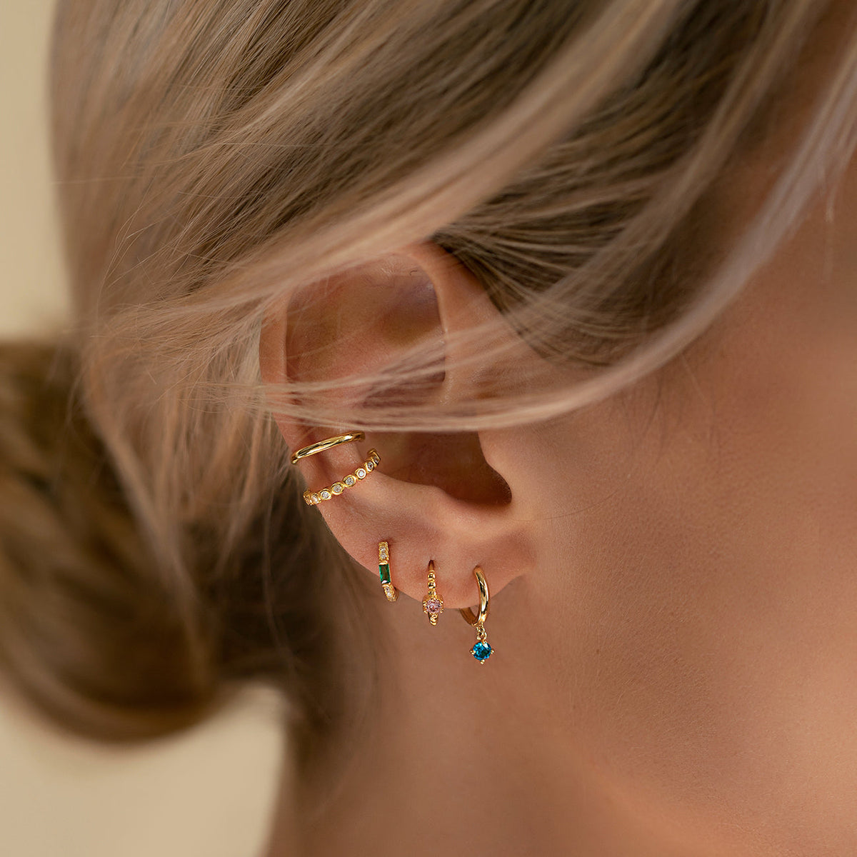 Pendientes Huggie de baguette de gema (esmeralda)