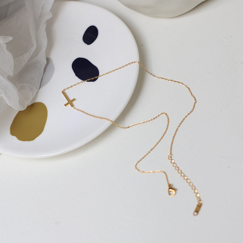 Nelly – Collar cruz minimalista en dorado